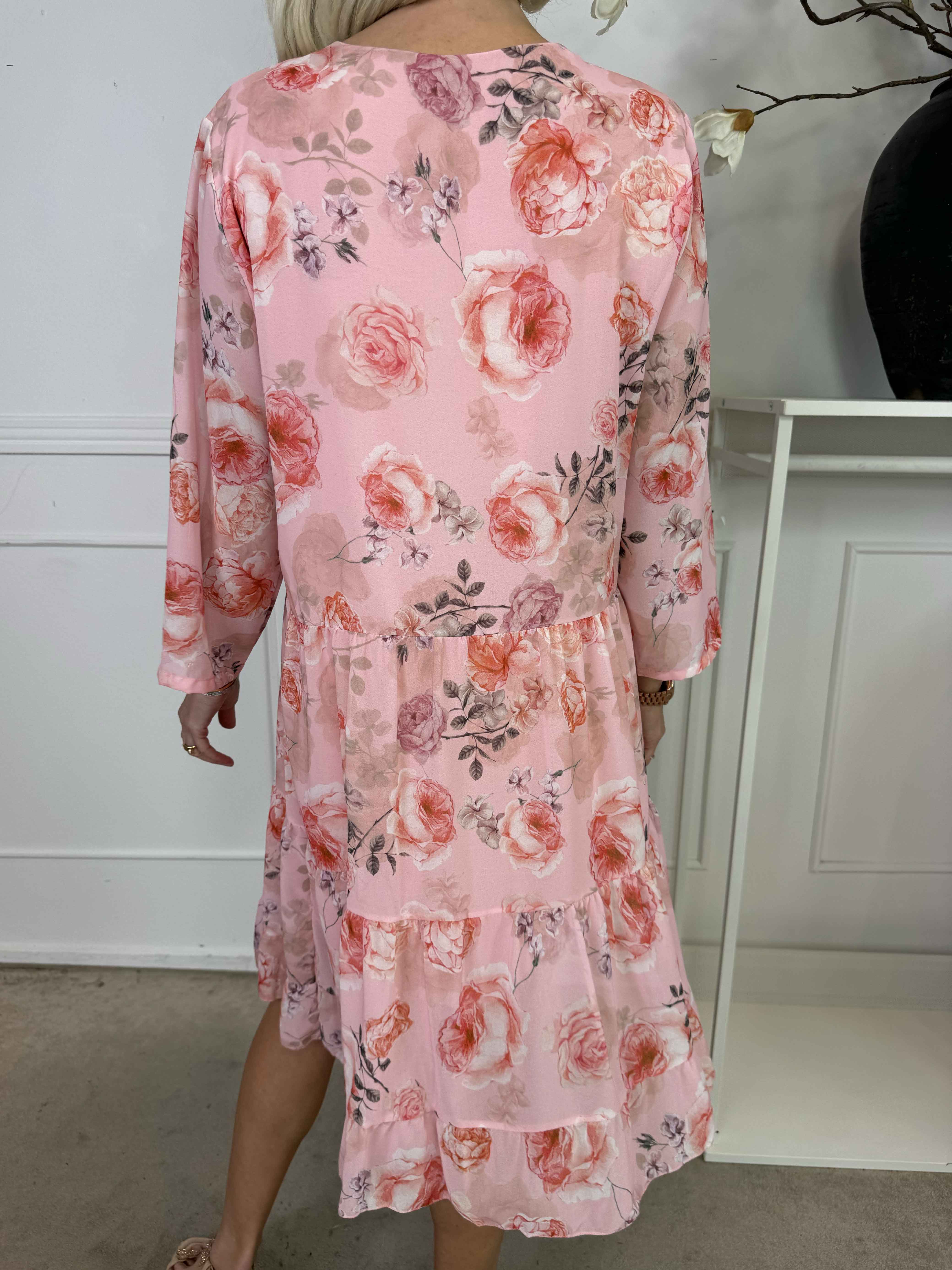 Stella - Blommig chiffongklänning med underkjol i viskos